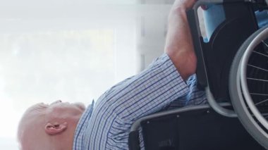 Yaşlı adam. Huzurevindeki yaşlı hasta. Yardım, rehabilitasyon ve sağlık hizmetleri kavramı.