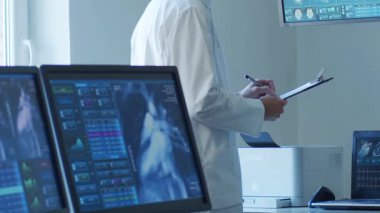 Hastane ofisinde çalışan profesyonel tıp doktorları bilgisayar araştırması yapıyor. Tıp, sağlık ve teknoloji kavramı.