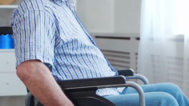 Yaşlı adam. Huzurevindeki yaşlı hasta. Yardım, rehabilitasyon ve sağlık hizmetleri kavramı.