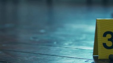 Bir Ölenler Evi 'nde Bir Olay Yeri İnceleme. Ölü adam, Polis Hattı, İpuçları ve Kanıtlar. Seri katil ve dedektif soruşturması kavramı.