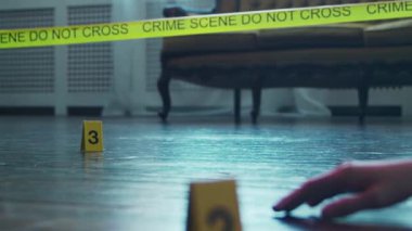 Dedektif Suç Mahalli 'nde Kanıt Topluyor. Adli Tıp Uzmanları Ölü Bir Kişinin Evinde Uzman Yapıyor. Profesyonel Polis Memuru 'nun Cinayet Soruşturması.