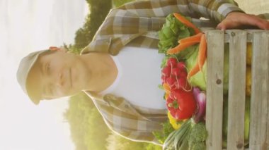 Günbatımı tarımının önündeki çiftçi. Kırsal kesimde bir adam. Kır hayatı, gıda üretimi, tarım ve kırsal yaşam tarzı kavramı.