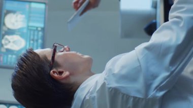 Hastane ofisinde çalışan profesyonel tıp doktorları bilgisayar araştırması yapıyor. Tıp, sağlık ve teknoloji kavramı. Dikey video.