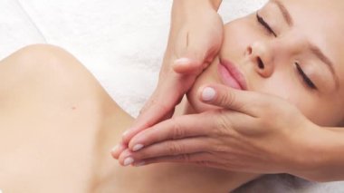 Kadın terapistten masaj tedavisi görüyor. Spa 'da masaj prosedürü. Sağlık, rahatlama, gençleşme ve sağIık kavramı.