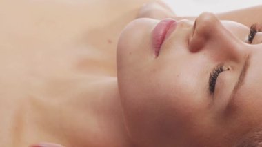 Kadın terapistten masaj tedavisi görüyor. Spa 'da masaj prosedürü. Sağlık, rahatlama, gençleşme ve sağIık kavramı.