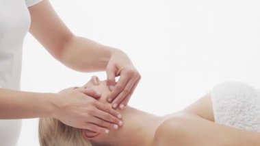 Kadın terapistten masaj tedavisi görüyor. Spa 'da masaj prosedürü. Sağlık, rahatlama, gençleşme ve sağIık kavramı.