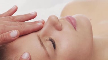 Kadın terapistten masaj tedavisi görüyor. Spa 'da masaj prosedürü. Sağlık, rahatlama, gençleşme ve sağIık kavramı.