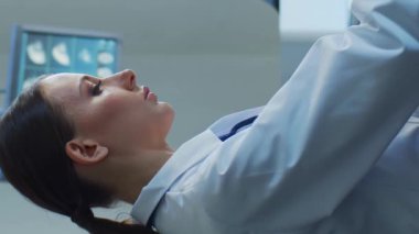 Hastane ofisinde çalışan profesyonel tıp doktorları bilgisayar araştırması yapıyor. Tıp, sağlık ve teknoloji kavramı. Dikey video.
