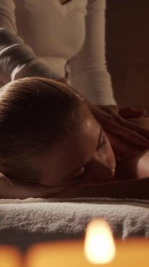 Kadın terapistten masaj tedavisi görüyor. Spa 'da masaj prosedürü. Sağlık, rahatlama, gençleşme ve sağIık kavramı.