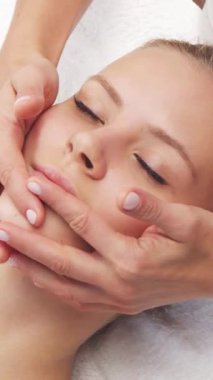 Kadın terapistten masaj tedavisi görüyor. Spa 'da masaj prosedürü. Sağlık, rahatlama, gençleşme ve sağIık kavramı.