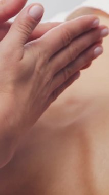 Kadın terapistten masaj tedavisi görüyor. Spa 'da masaj prosedürü. Sağlık, rahatlama, gençleşme ve sağIık kavramı.