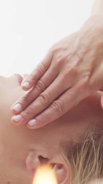 Kadın terapistten masaj tedavisi görüyor. Spa 'da masaj prosedürü. Sağlık, rahatlama, gençleşme ve sağIık kavramı.