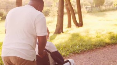 Afro-Amerikalı bakıcı ve yaşlı adam. Bakımevindeki profesyonel hemşire ve hastası. Yardım, rehabilitasyon ve sağlık hizmetleri kavramı.