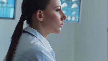 Hastane ofisinde çalışan profesyonel tıp doktorları bilgisayar araştırması yapıyor. Tıp, sağlık ve teknoloji kavramı.