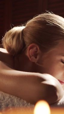 Kadın terapistten masaj tedavisi görüyor. Spa 'da masaj prosedürü. Sağlık, rahatlama, gençleşme ve sağIık kavramı.