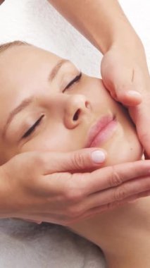 Kadın terapistten masaj tedavisi görüyor. Spa 'da masaj prosedürü. Sağlık, rahatlama, gençleşme ve sağIık kavramı.