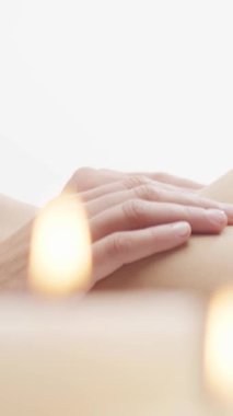 Kadın terapistten masaj tedavisi görüyor. Spa 'da masaj prosedürü. Sağlık, rahatlama, gençleşme ve sağIık kavramı.