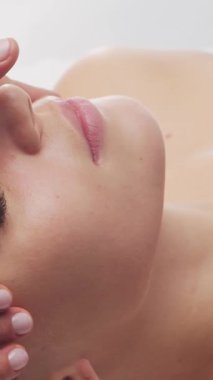 Kadın terapistten masaj tedavisi görüyor. Spa 'da masaj prosedürü. Sağlık, rahatlama, gençleşme ve sağIık kavramı.