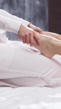 Kadın profesyonel terapist tarafından geleneksel Tayland masajı görüyor. Asyalı esneme masajı tedavisi. Sağlık ve Tıp Konsepti.