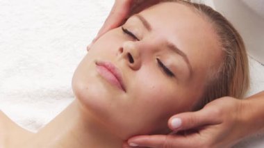 Kadın terapistten masaj tedavisi görüyor. Spa 'da masaj prosedürü. Sağlık, rahatlama, gençleşme ve sağIık kavramı.