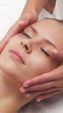 Kadın terapistten masaj tedavisi görüyor. Spa 'da masaj prosedürü. Sağlık, rahatlama, gençleşme ve sağIık kavramı.