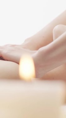 Kadın terapistten masaj tedavisi görüyor. Spa 'da masaj prosedürü. Sağlık, rahatlama, gençleşme ve sağIık kavramı.