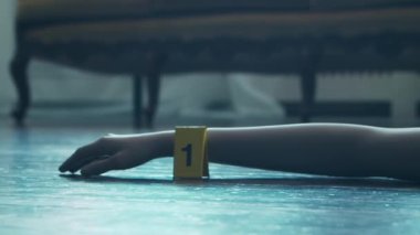 Bir Ölenler Evi 'nde Bir Olay Yeri İnceleme. Ölü adam, Polis Hattı, İpuçları ve Kanıtlar. Seri katil ve dedektif soruşturması kavramı.