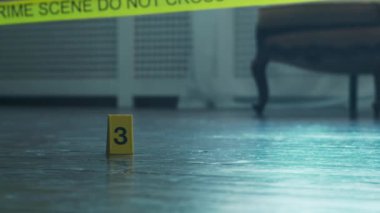 Bir Ölenler Evi 'nde Bir Olay Yeri İnceleme. Ölü adam, Polis Hattı, İpuçları ve Kanıtlar. Seri katil ve dedektif soruşturması kavramı.