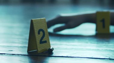 Bir Ölenler Evi 'nde Bir Olay Yeri İnceleme. Ölü adam, Polis Hattı, İpuçları ve Kanıtlar. Seri katil ve dedektif soruşturması kavramı.