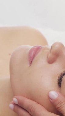 Kadın terapistten masaj tedavisi görüyor. Spa 'da masaj prosedürü. Sağlık, rahatlama, gençleşme ve sağIık kavramı.