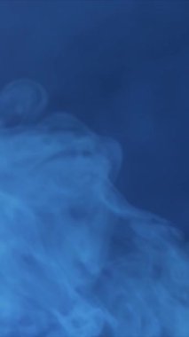 Siyah arka planda sigara içmek. Dikey video. Sis ya da buhar soyut koyu doku deseni. Siyah arkaplan.