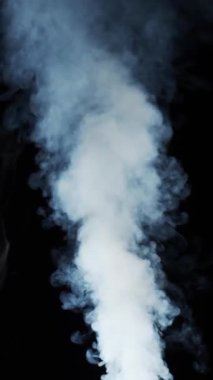 Siyah arka planda sigara içmek. Dikey video. Sis ya da buhar soyut koyu doku deseni. Siyah arkaplan.