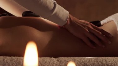 Kadın terapistten masaj tedavisi görüyor. Spa 'da masaj prosedürü. Sağlık, rahatlama, gençleşme ve sağIık kavramı.