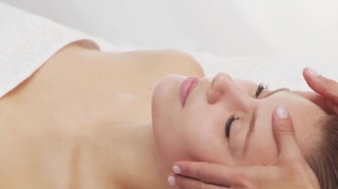 Kadın terapistten masaj tedavisi görüyor. Spa 'da masaj prosedürü. Sağlık, rahatlama, gençleşme ve sağIık kavramı.