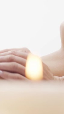 Kadın terapistten masaj tedavisi görüyor. Spa 'da masaj prosedürü. Sağlık, rahatlama, gençleşme ve sağIık kavramı.