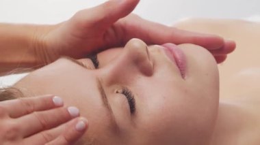 Kadın terapistten masaj tedavisi görüyor. Spa 'da masaj prosedürü. Sağlık, rahatlama, gençleşme ve sağIık kavramı.