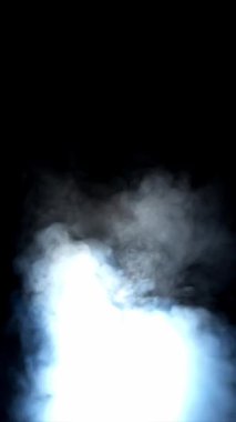 Siyah arka planda sigara içmek. Dikey video. Sis ya da buhar soyut koyu doku deseni. Siyah arkaplan.