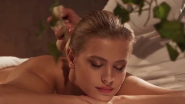 Kadın terapistten masaj tedavisi görüyor. Spa 'da masaj prosedürü. Sağlık, rahatlama, gençleşme ve sağIık kavramı.