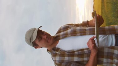 Günbatımı tarımının önündeki çiftçi. Kırsal kesimde bir adam. Kır hayatı, gıda üretimi, tarım ve kırsal yaşam tarzı kavramı.