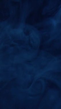 Siyah arka planda sigara içmek. Dikey video. Sis ya da buhar soyut koyu doku deseni. Siyah arkaplan.