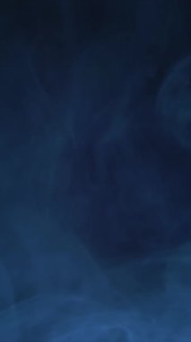 Siyah arka planda sigara içmek. Dikey video. Sis ya da buhar soyut koyu doku deseni. Siyah arkaplan.