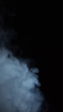 Siyah arka planda sigara içmek. Dikey video. Sis ya da buhar soyut koyu doku deseni. Siyah arkaplan.