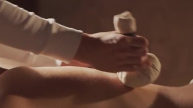 Kadın terapistten masaj tedavisi görüyor. Spa 'da masaj prosedürü. Sağlık, rahatlama, gençleşme ve sağIık kavramı.