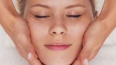 Kadın terapistten masaj tedavisi görüyor. Spa 'da masaj prosedürü. Sağlık, rahatlama, gençleşme ve sağIık kavramı.