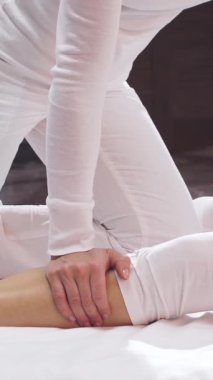 Kadın profesyonel terapist tarafından geleneksel Tayland masajı görüyor. Asyalı esneme masajı tedavisi. Sağlık ve Tıp Konsepti.