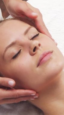 Kadın terapistten masaj tedavisi görüyor. Spa 'da masaj prosedürü. Sağlık, rahatlama, gençleşme ve sağIık kavramı.