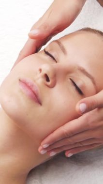 Kadın terapistten masaj tedavisi görüyor. Spa 'da masaj prosedürü. Sağlık, rahatlama, gençleşme ve sağIık kavramı.