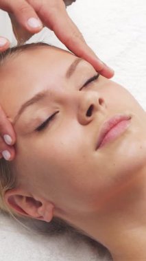 Kadın terapistten masaj tedavisi görüyor. Spa 'da masaj prosedürü. Sağlık, rahatlama, gençleşme ve sağIık kavramı.