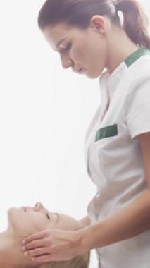 Kadın terapistten masaj tedavisi görüyor. Spa 'da masaj prosedürü. Sağlık, rahatlama, gençleşme ve sağIık kavramı.