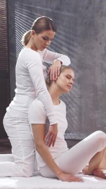 Kadın profesyonel terapist tarafından geleneksel Tayland masajı görüyor. Asyalı esneme masajı tedavisi. Sağlık ve Tıp Konsepti.